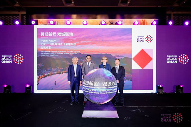 H.E. Azzan Qassim Al Busaidi阁下与中国东方航空、阿曼马斯喀特机场代表们共同按下启动球